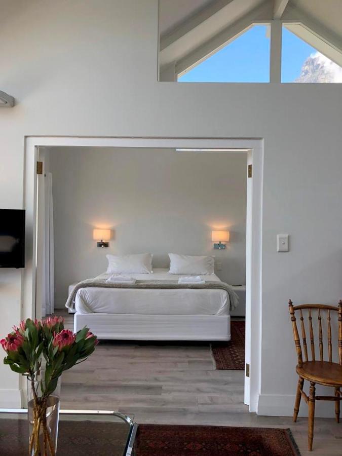 Camps Bay Loft With Stunning Mountain And Ocean Views Appartement Kaapstad Buitenkant foto