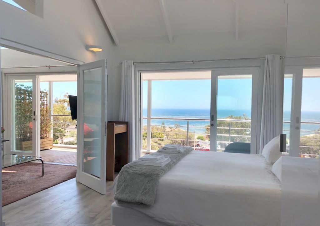 Camps Bay Loft With Stunning Mountain And Ocean Views Appartement Kaapstad Buitenkant foto
