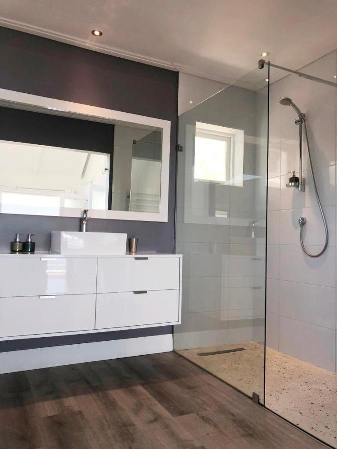 Camps Bay Loft With Stunning Mountain And Ocean Views Appartement Kaapstad Buitenkant foto