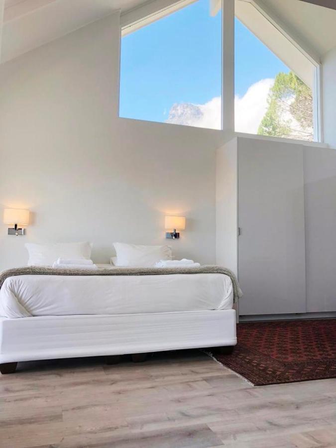 Camps Bay Loft With Stunning Mountain And Ocean Views Appartement Kaapstad Buitenkant foto