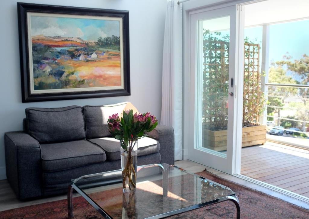 Camps Bay Loft With Stunning Mountain And Ocean Views Appartement Kaapstad Buitenkant foto